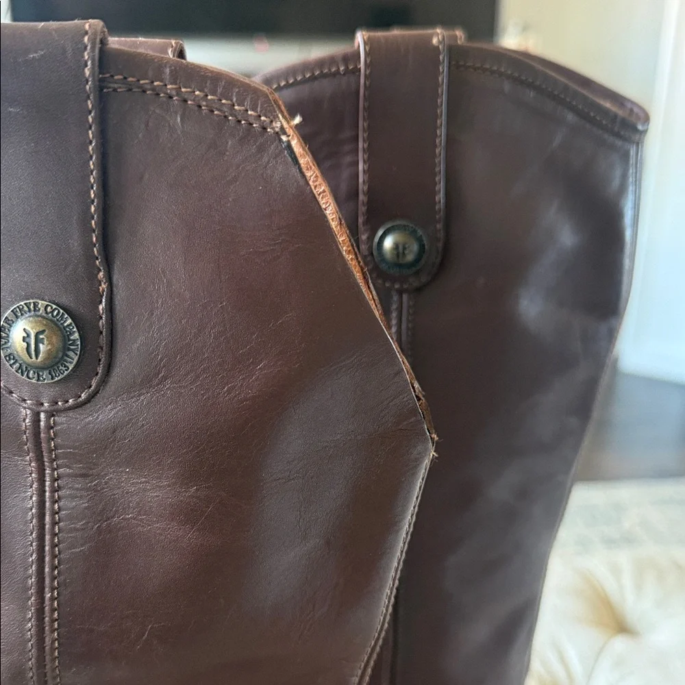 Frye Women’s 8 Elegant Brown Leather Riding Boots see pics flaw‎ top left boot